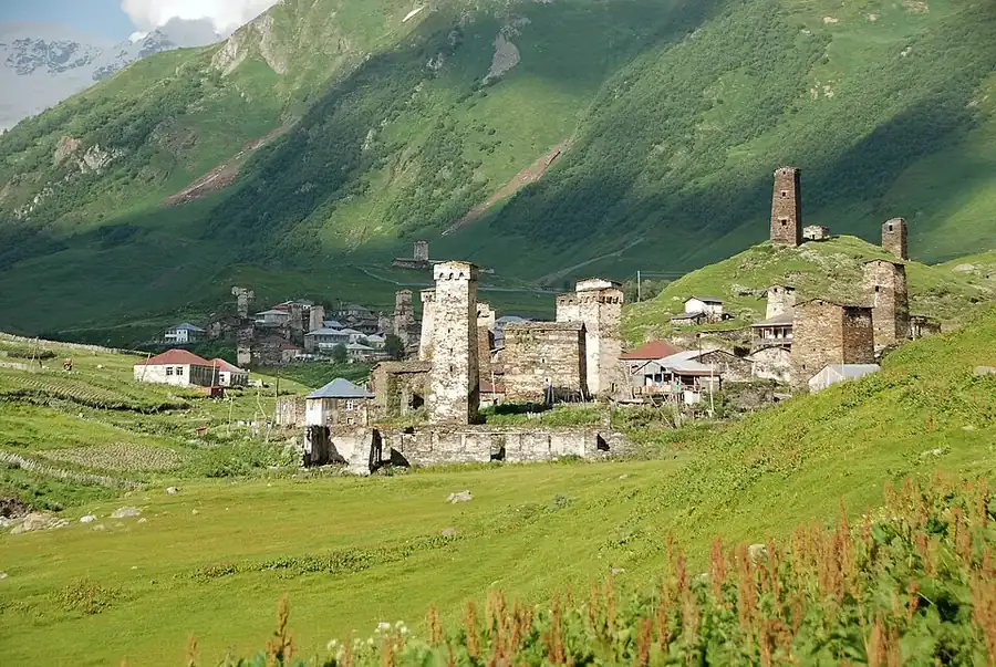 Каменни кули-жилища в Ушгули, Сванетия, с планини на заден план