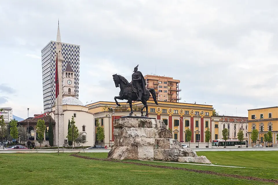 Конната статуя на Скендербег на площад „Скендербег“ в Тирана